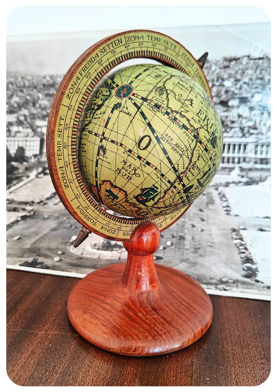 Globe terrestre en bois vintage
