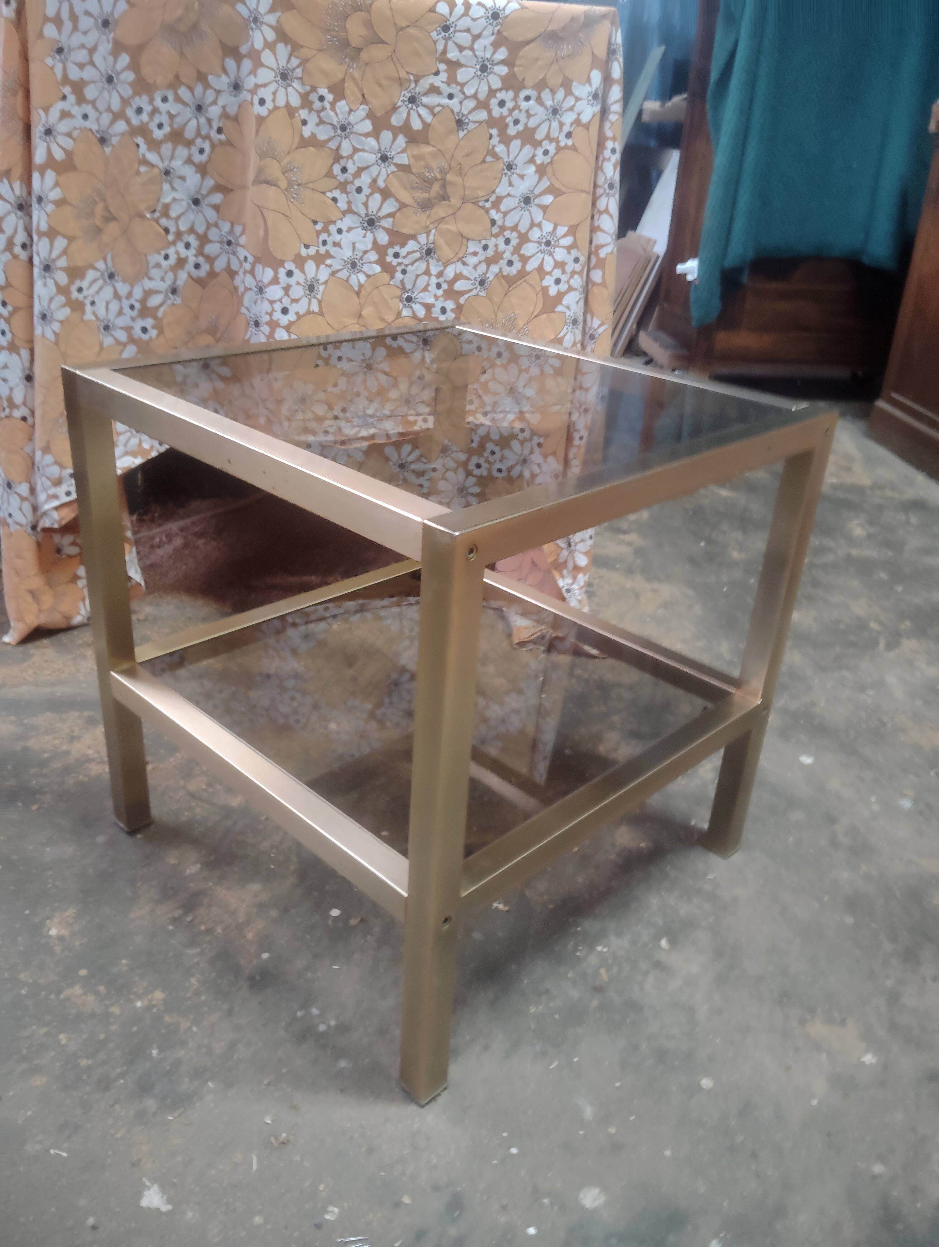 Table d'appoint metal doré et verre fumé