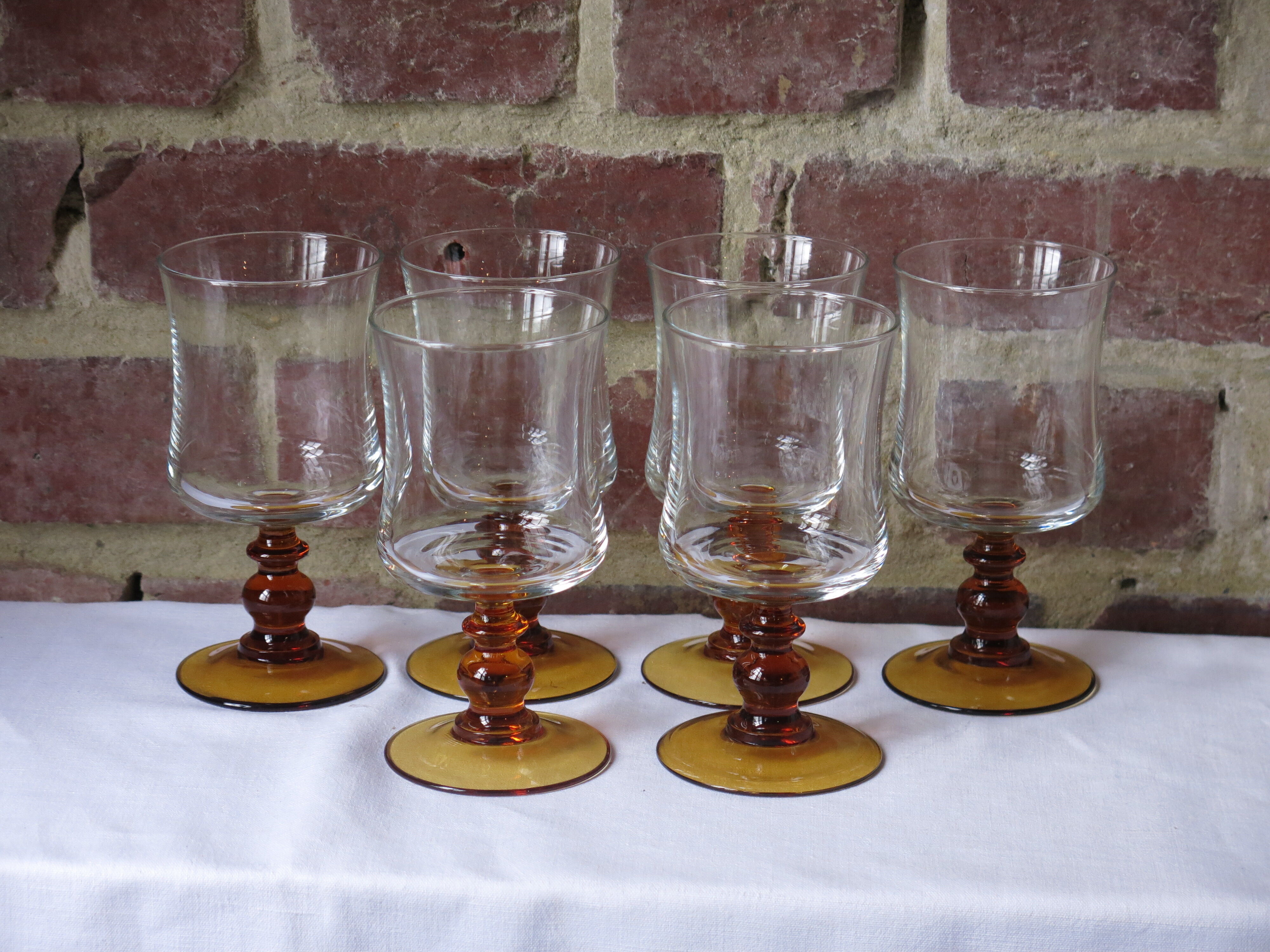 6 vintage stemmed glasses in very good condition