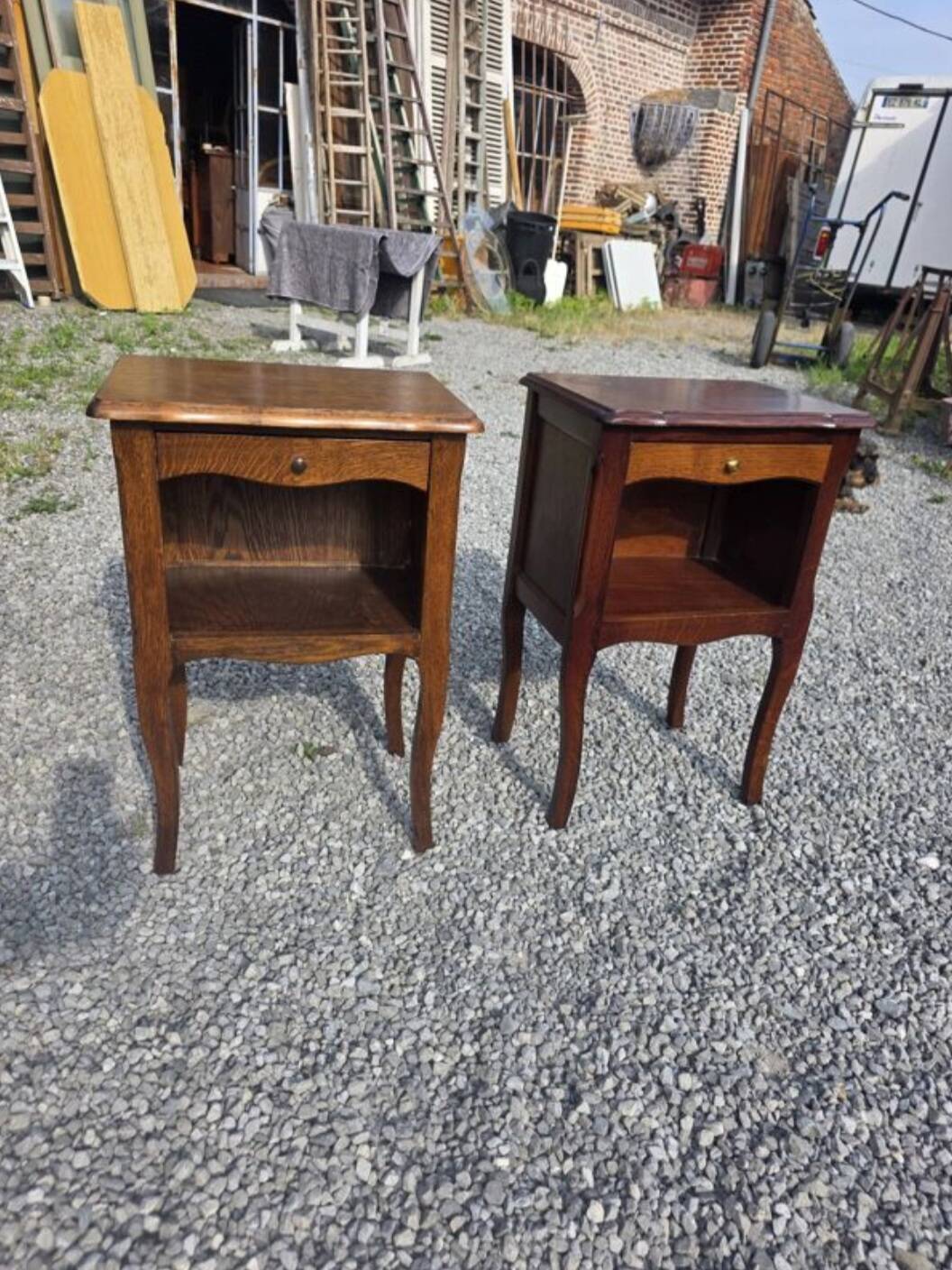 Paire de tables de chevet style Louis XV en chêne