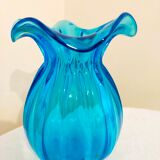 Vase bleu en verre soufflé