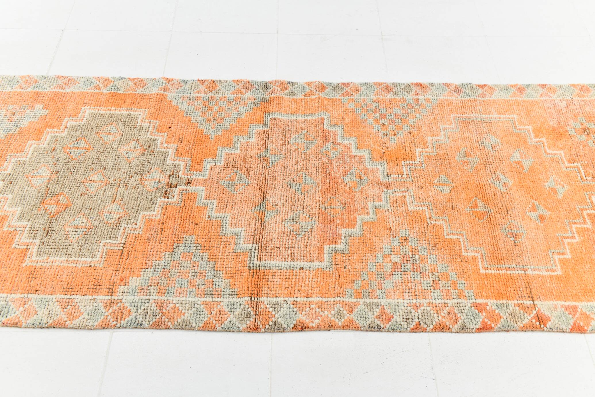 Tapis runner vintage anatolien, tons terre cuite, orange doux et gris clair