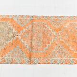 Tapis runner vintage anatolien, tons terre cuite, orange doux et gris clair