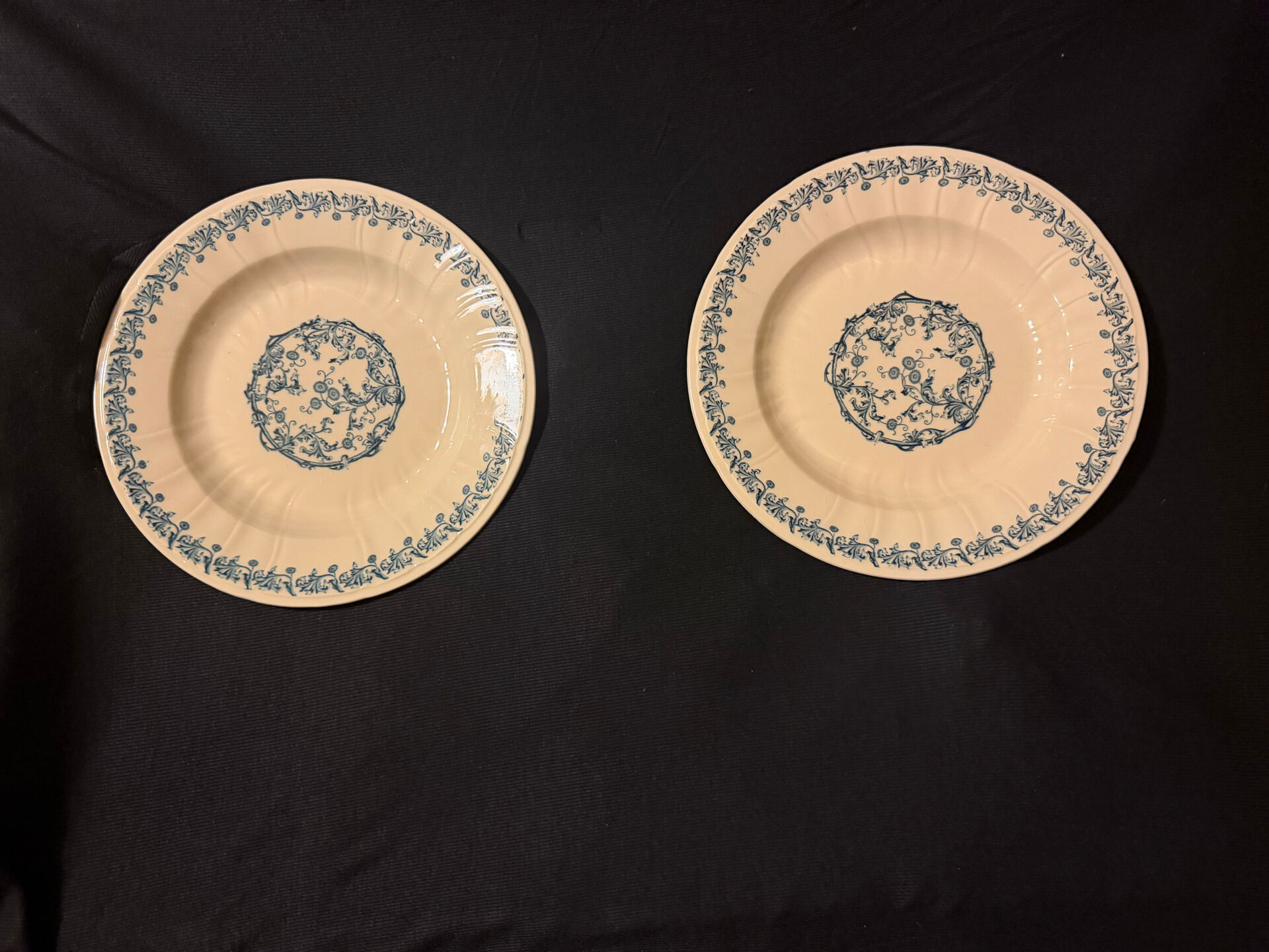 Large royal blue plate made of earthenware from 1875 Gien.