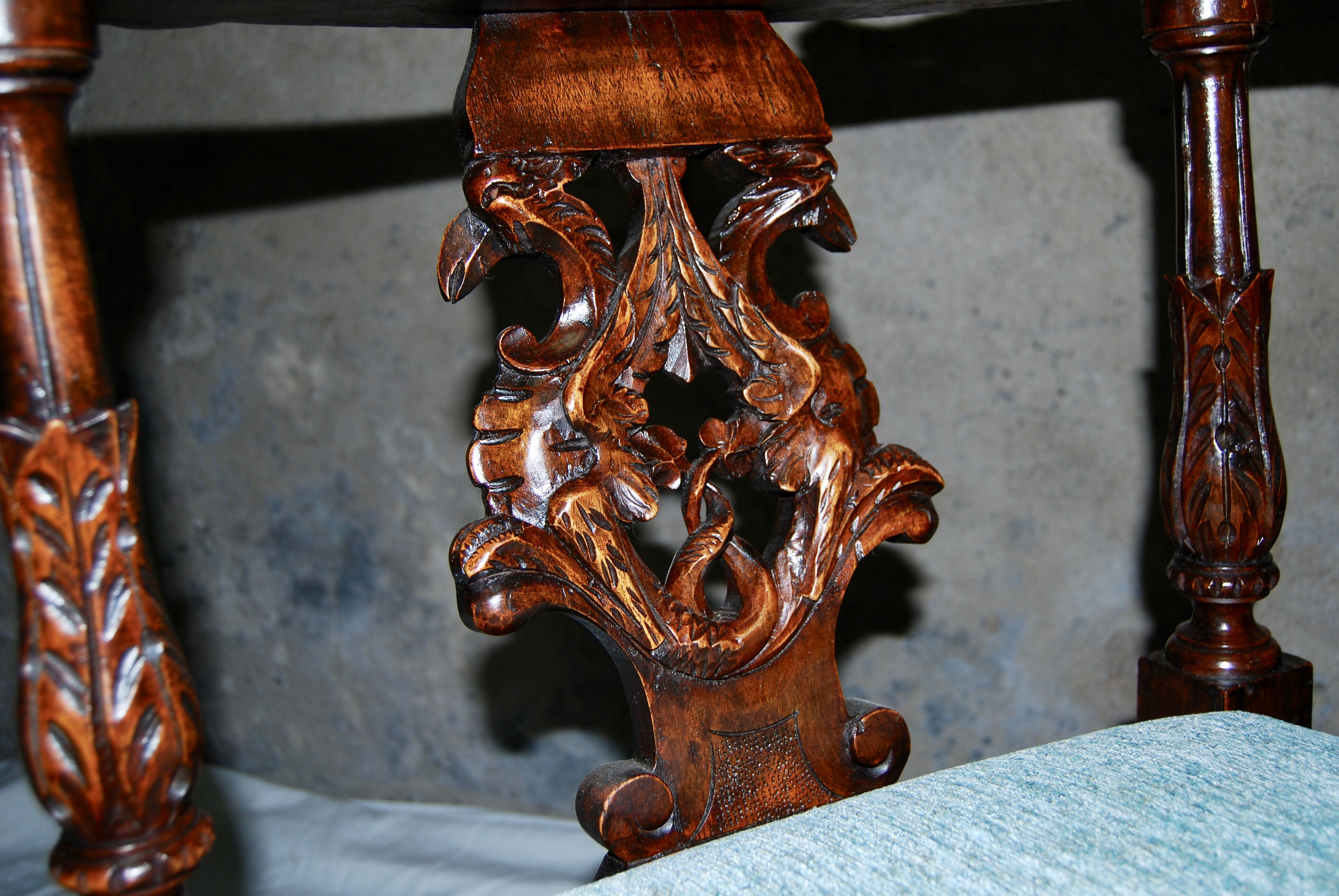 Fauteuil d'angle néo-renaissance en noyer sculpté