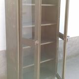 Armoire en métal vert ancien vitrée