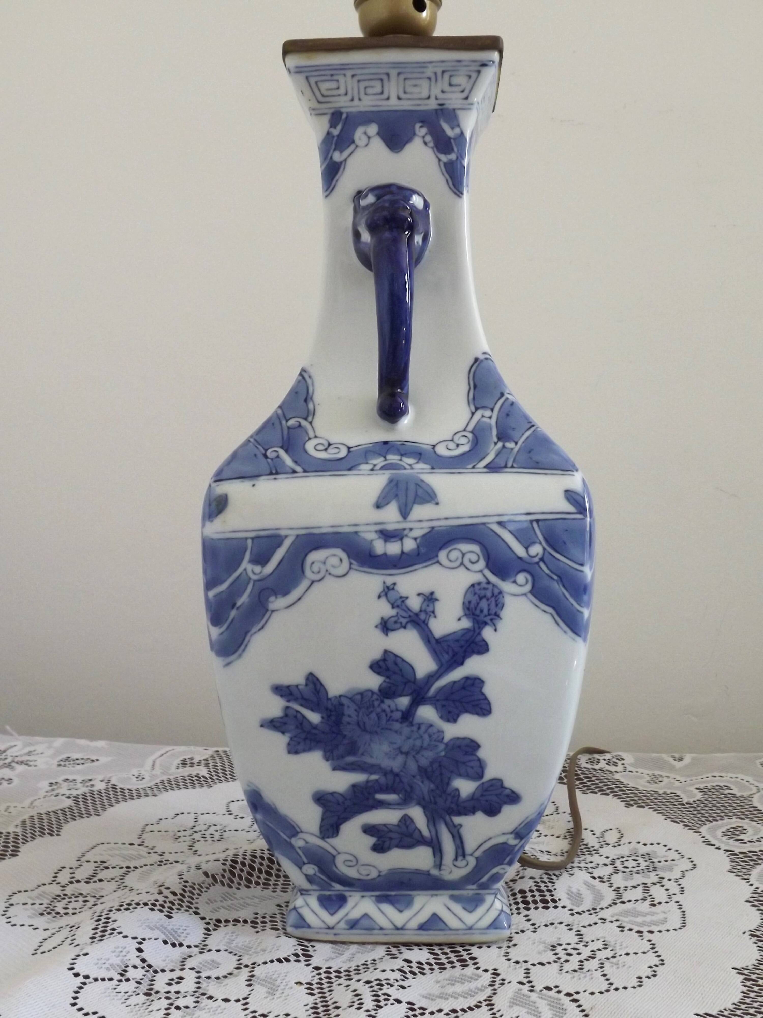 Pied de lampe vintage en porcelaine chinoise à décor d'oiseaux et poignées en lion