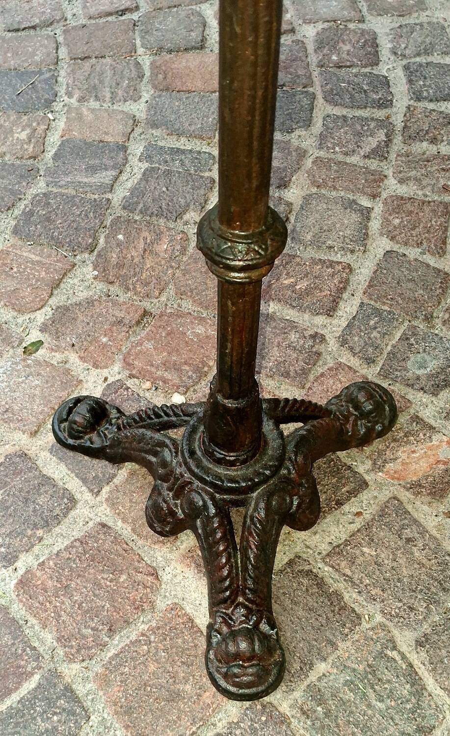 Old bistro guéridon table bar restaurant