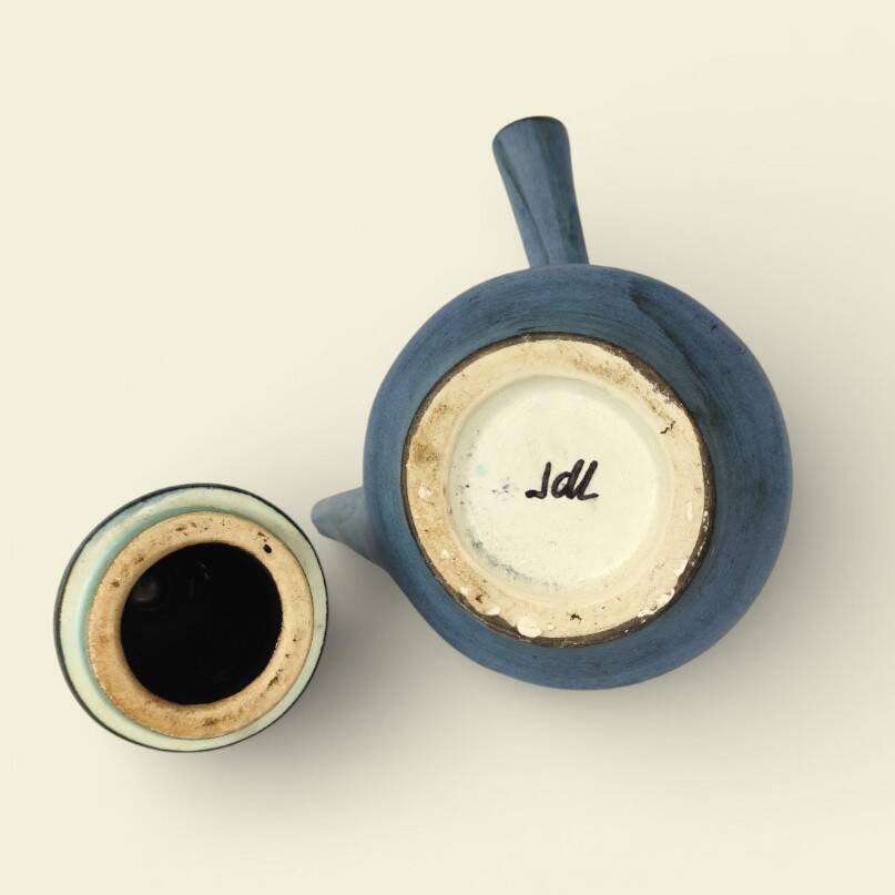 Grande cafetière à glaçure bleue mate, par Jean de Lespinasse, années 1950/1960