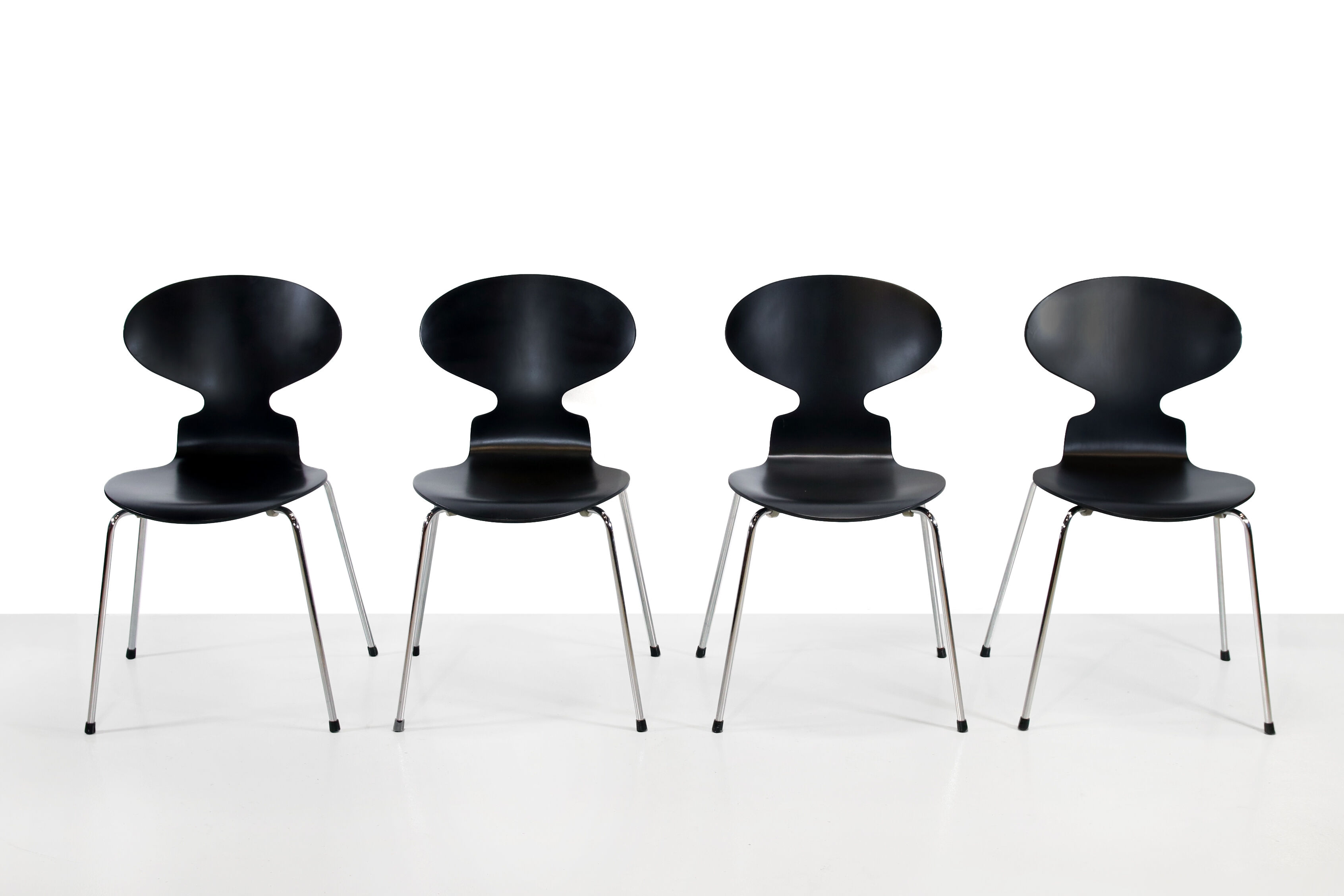 Set of 4 black Arne Jacobsen Ant chairs for Fritz Hansen, 1980, Denmark