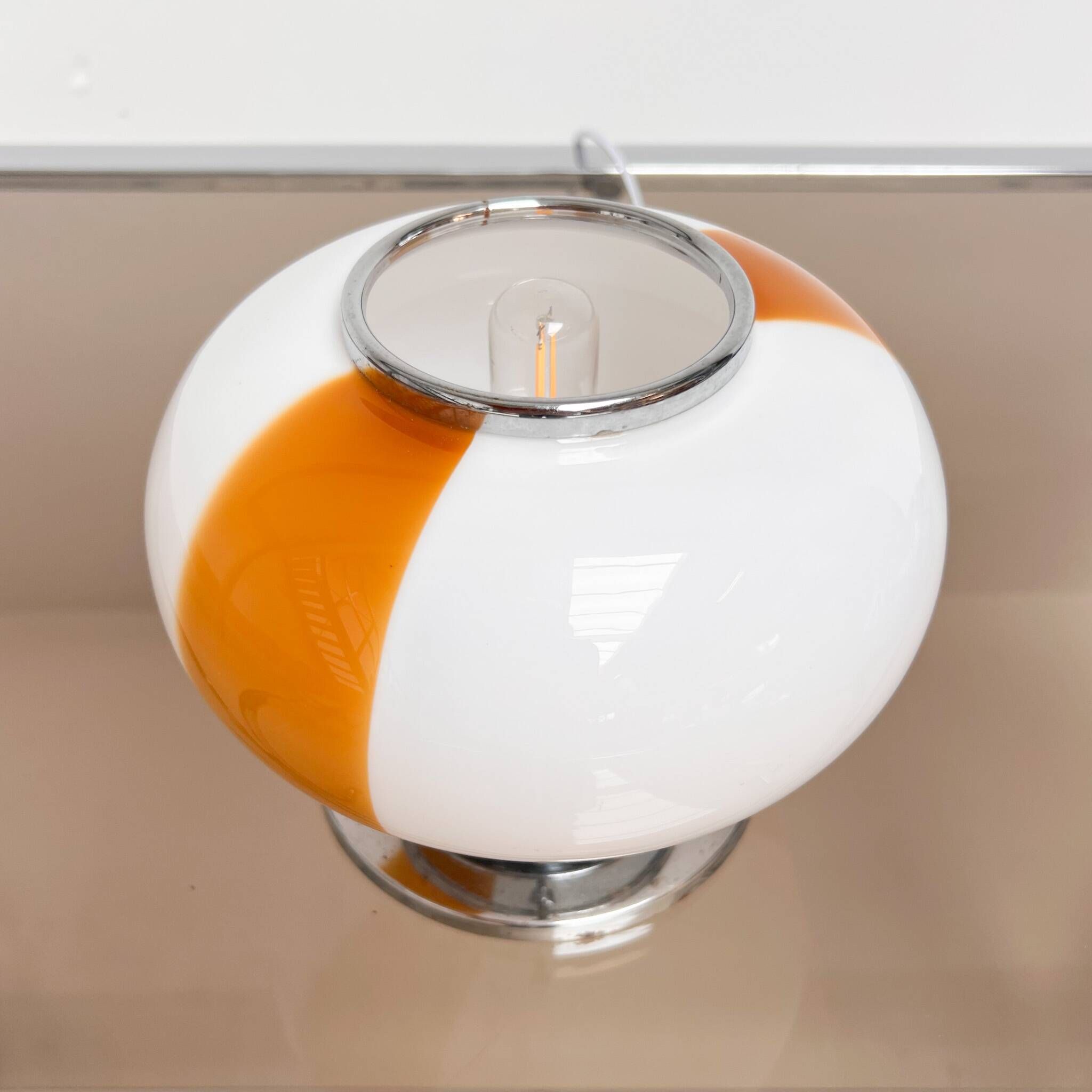 Lampe de table en verre opale italienne, années 1960