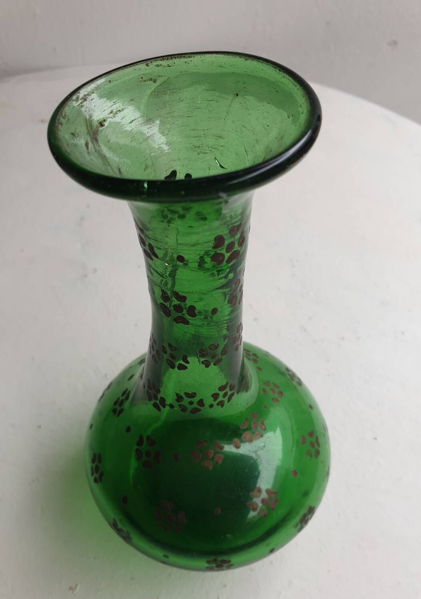 Vase en verre soufflé vert début XXème
