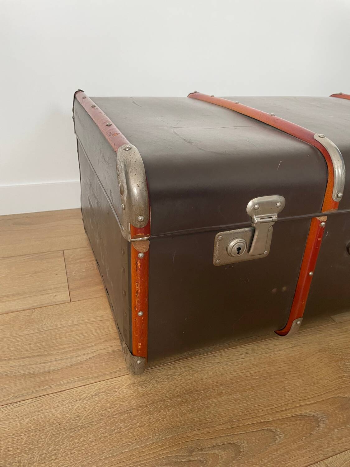 Old storage trunk / suitcase