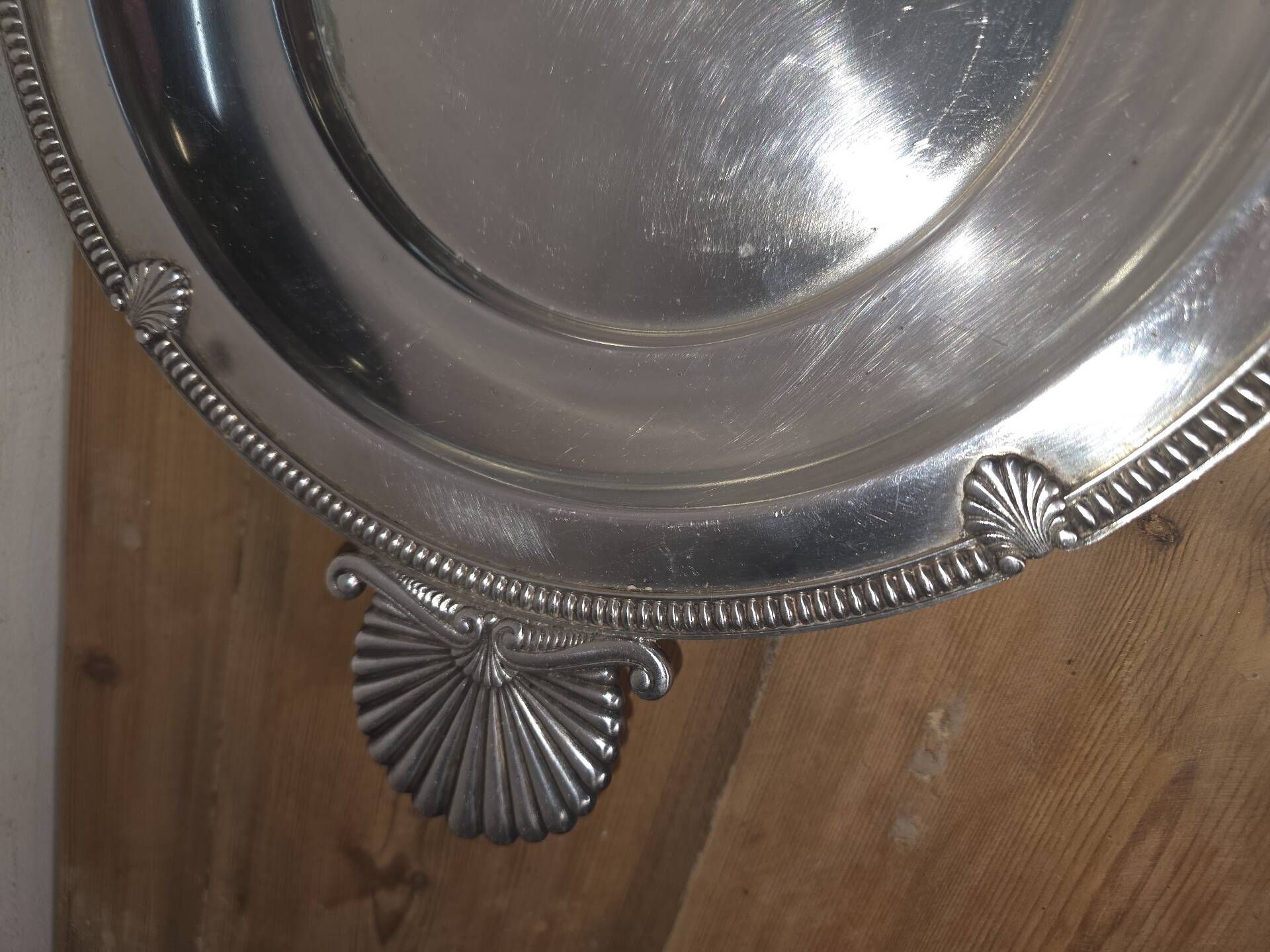 Silver-plated tray with shells