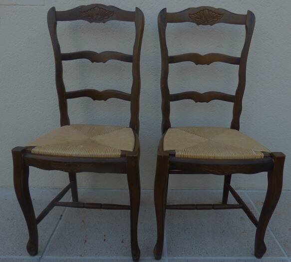 2 chaises de style  en bois massif à dossier haut et assises en pailles