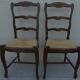 2 chaises de style  en bois massif à dossier haut et assises en pailles