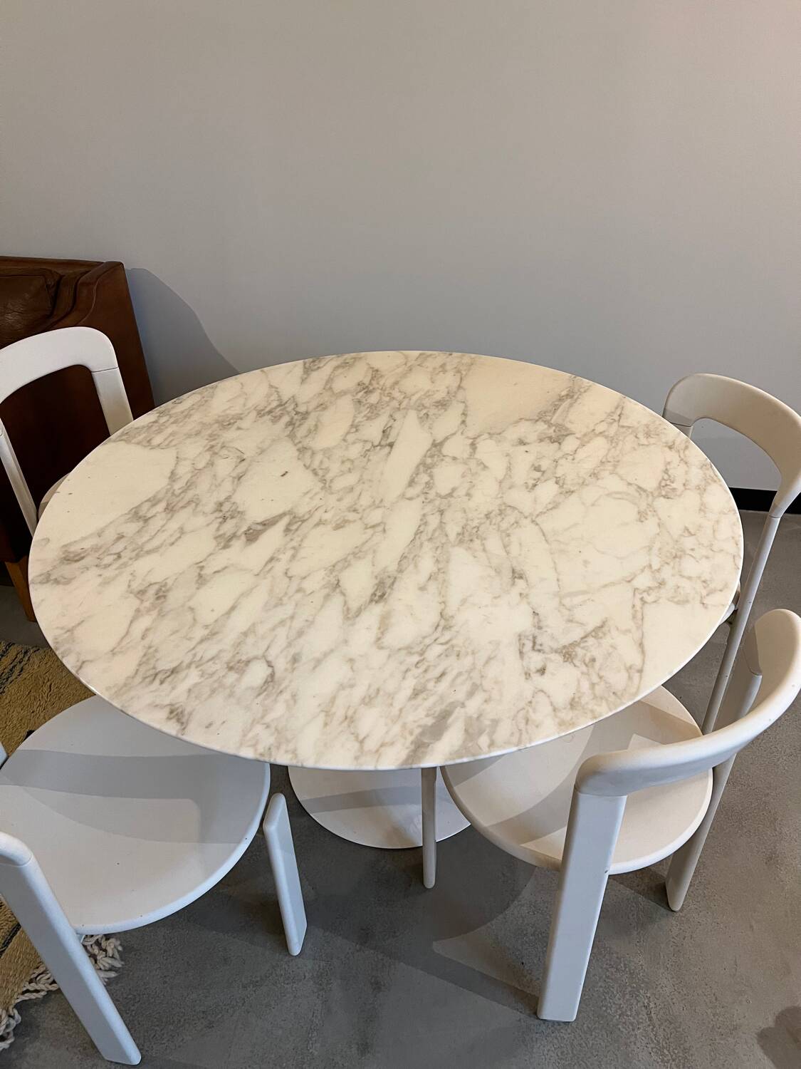 Florence Knoll round table, marble top and tulip base, circa 1960, Eero Saarinen