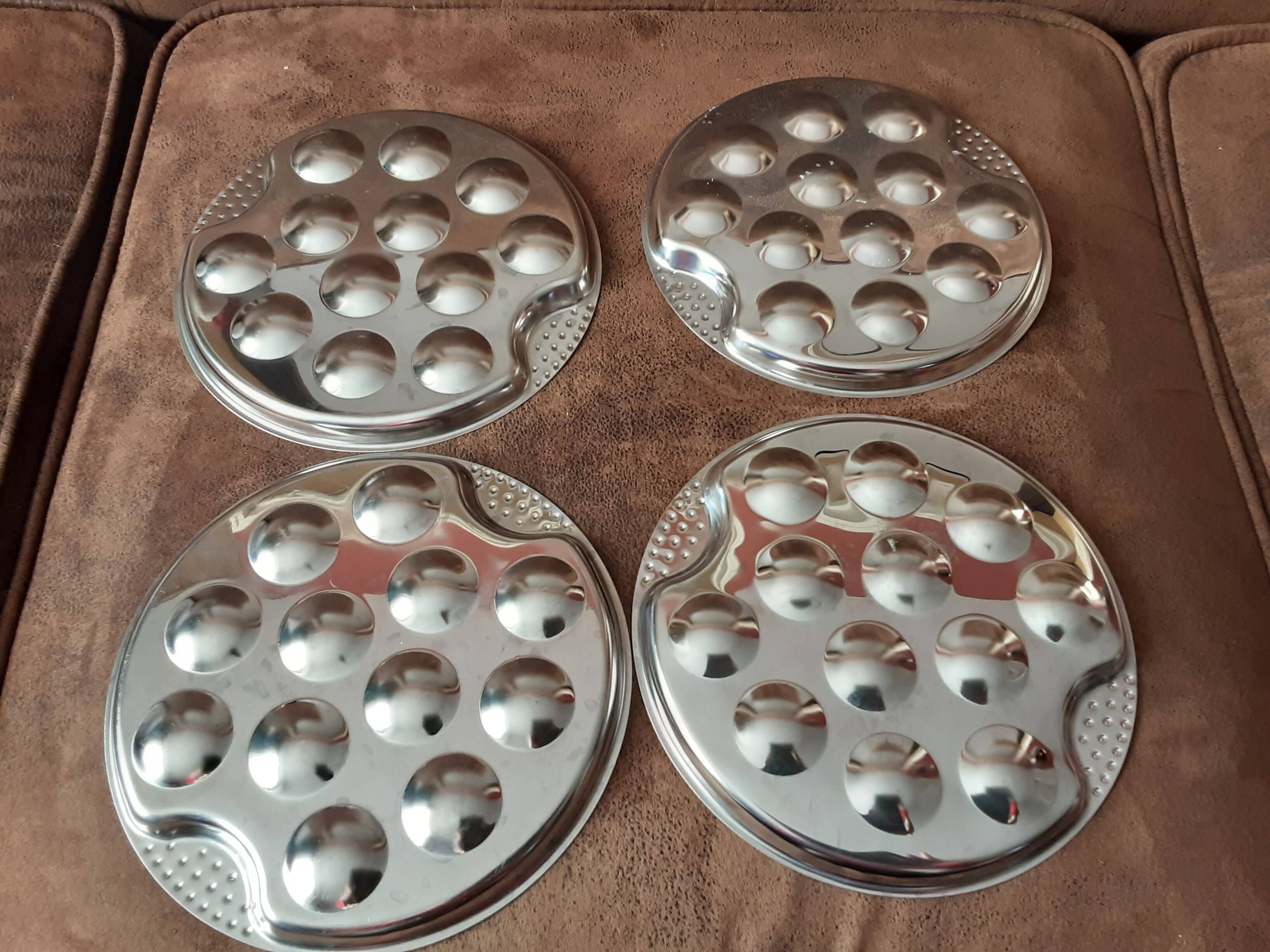 Set of 4 metal snail plates