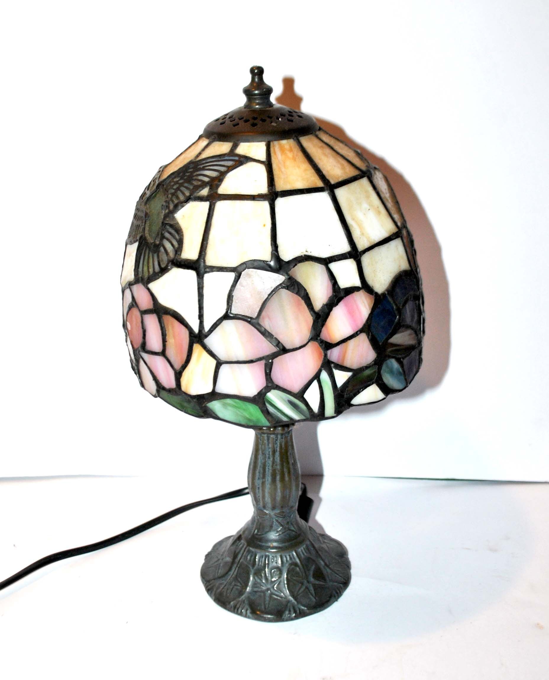 Vintage "hummingbird bird" tiffany style table lamp in stained glass paste window - late 20th century.