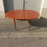 Scandinavian table with integrated extension
