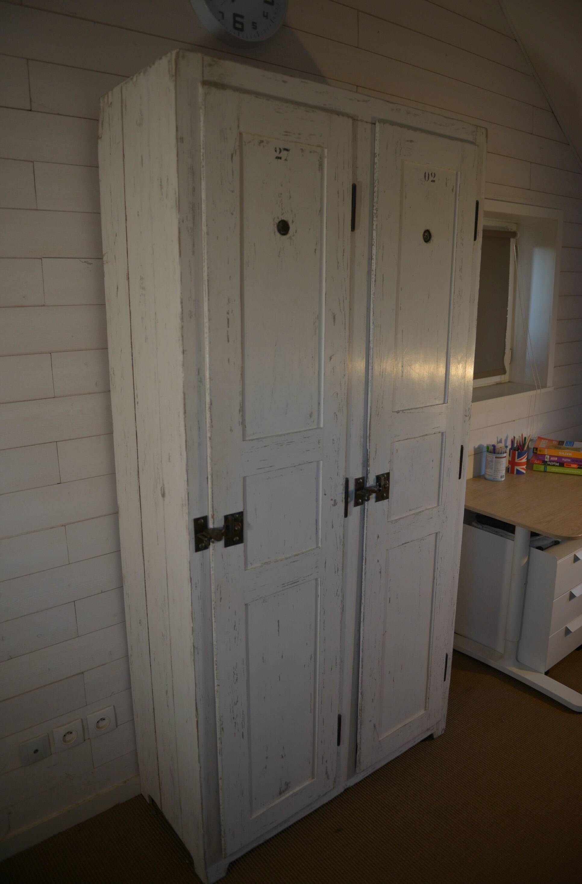 Armoire blanche en bois