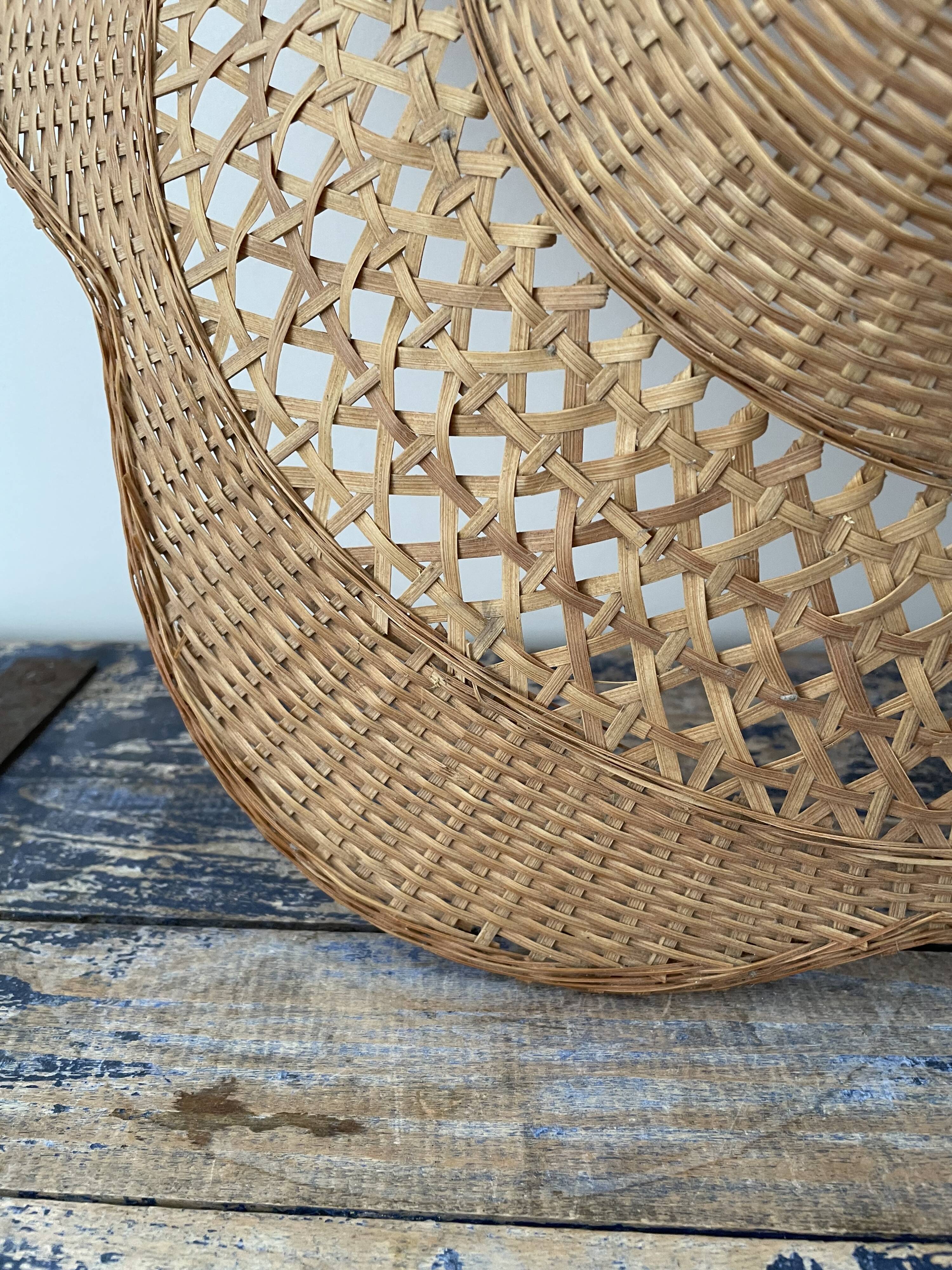 Vintage suspension in woven wicker