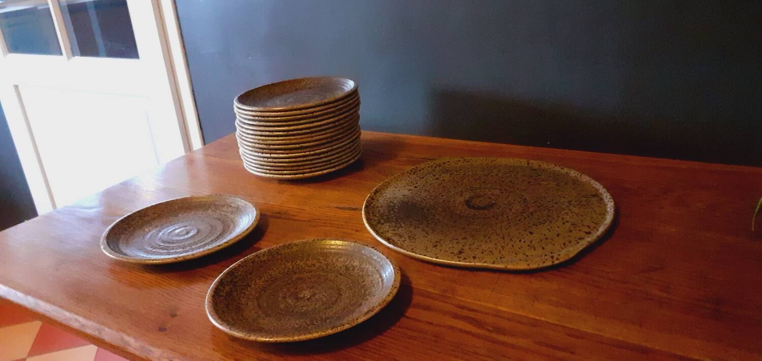 Dessert service, 18 plates and a sandstone dish from Salins les Bains, 1960s