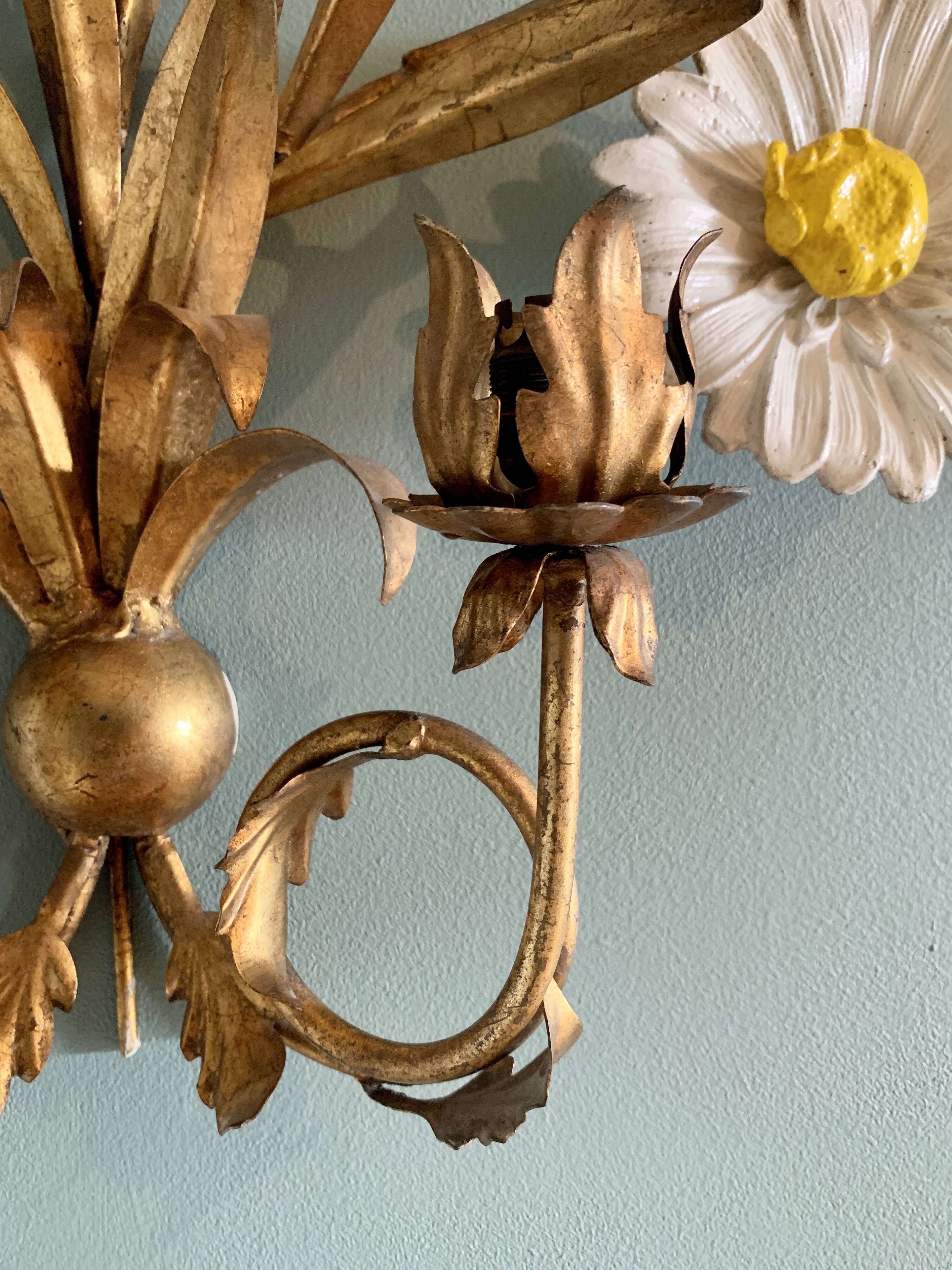 Wall lamp in gilded brass with a daisy design.