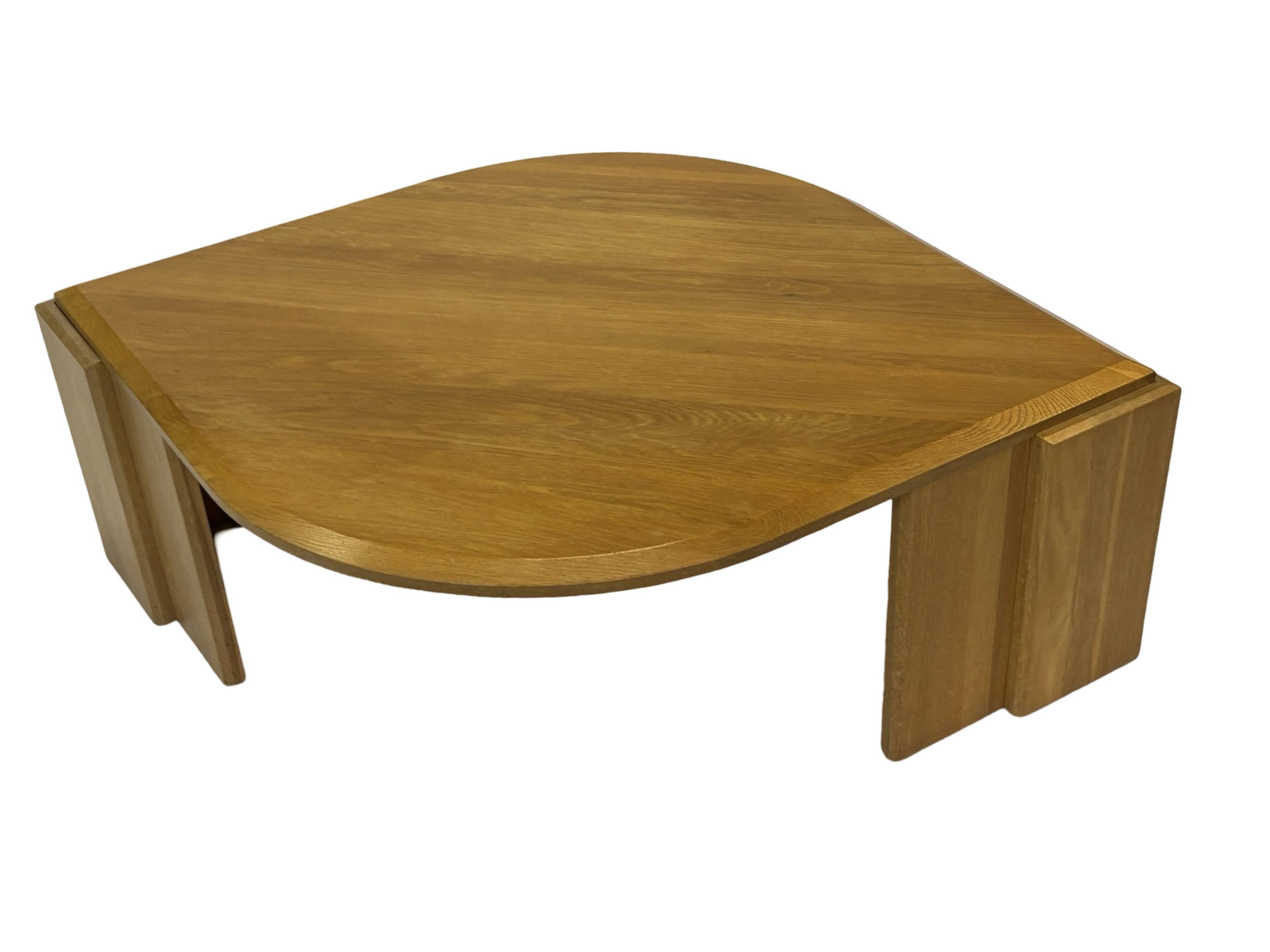 Table basse vintage en forme de larme wabi sabi brutaliste en chêne massif