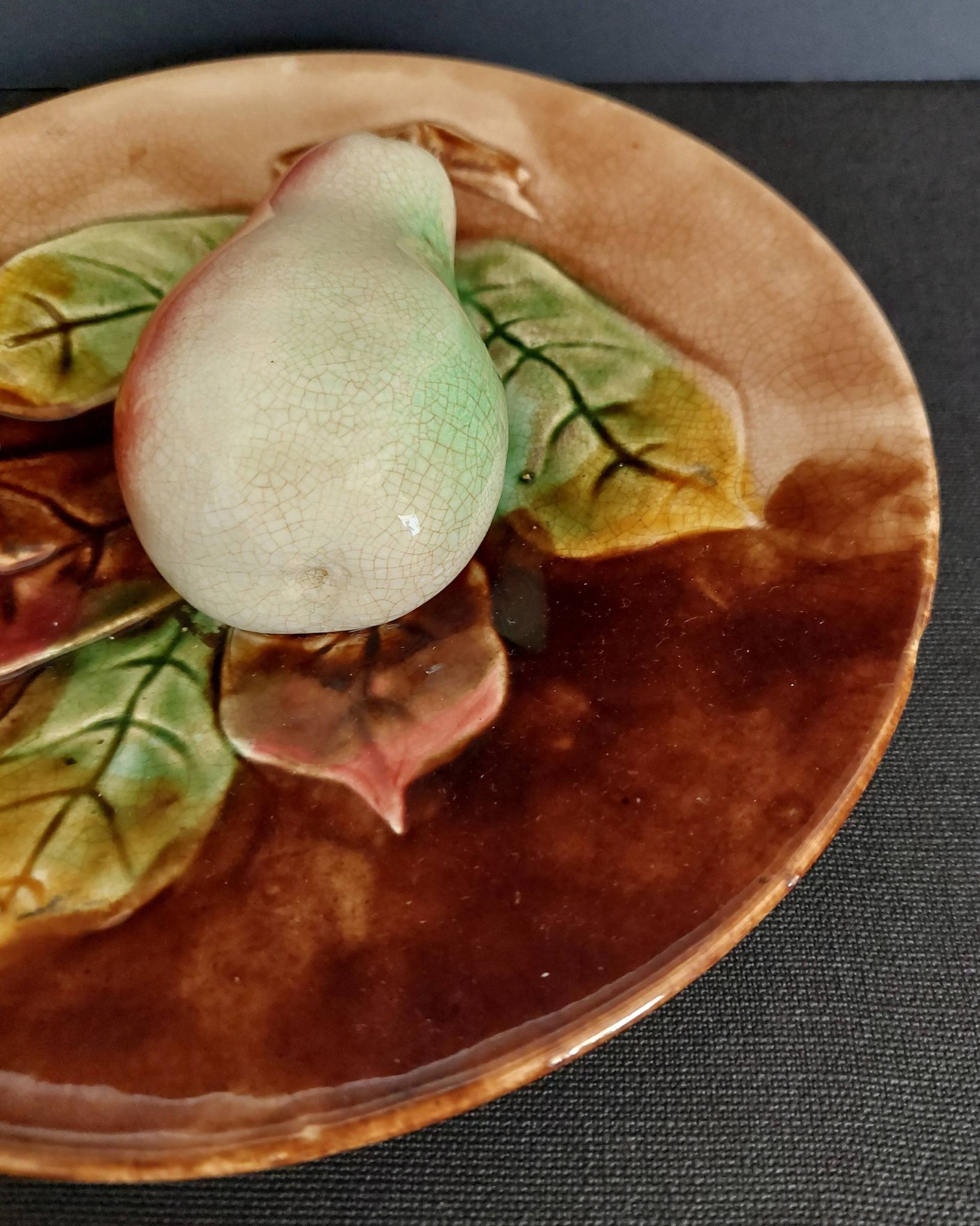 Assiette en barbotine poire en relief fin XIXème début XXème