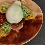 Assiette en barbotine poire en relief fin XIXème début XXème
