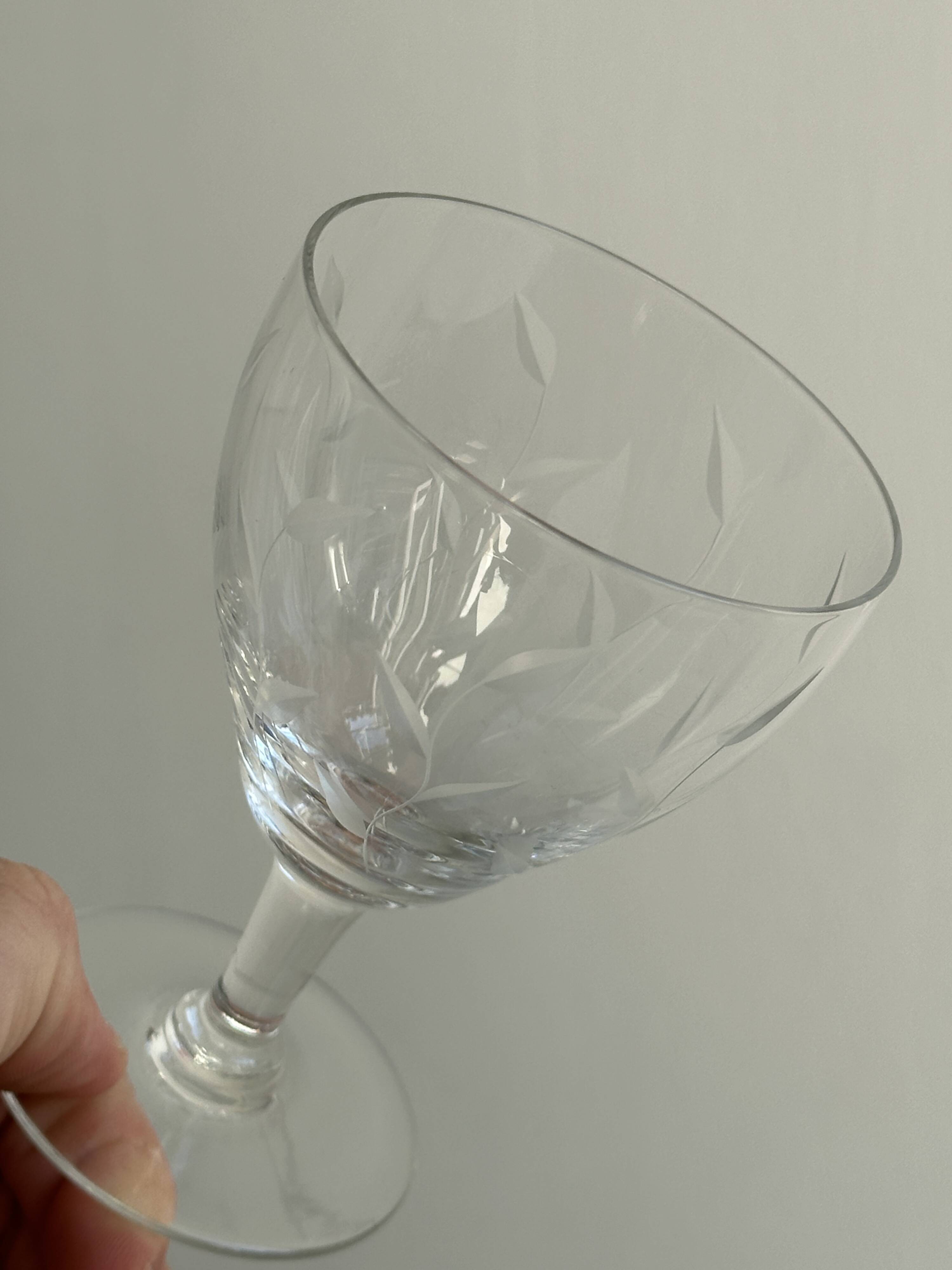 8 verres à vin blanc en cristal ciselé