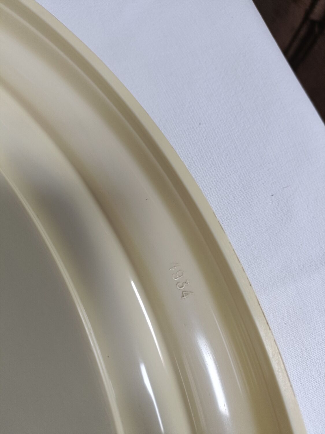 Round mirror in cream plastic, French house Syla, 70s