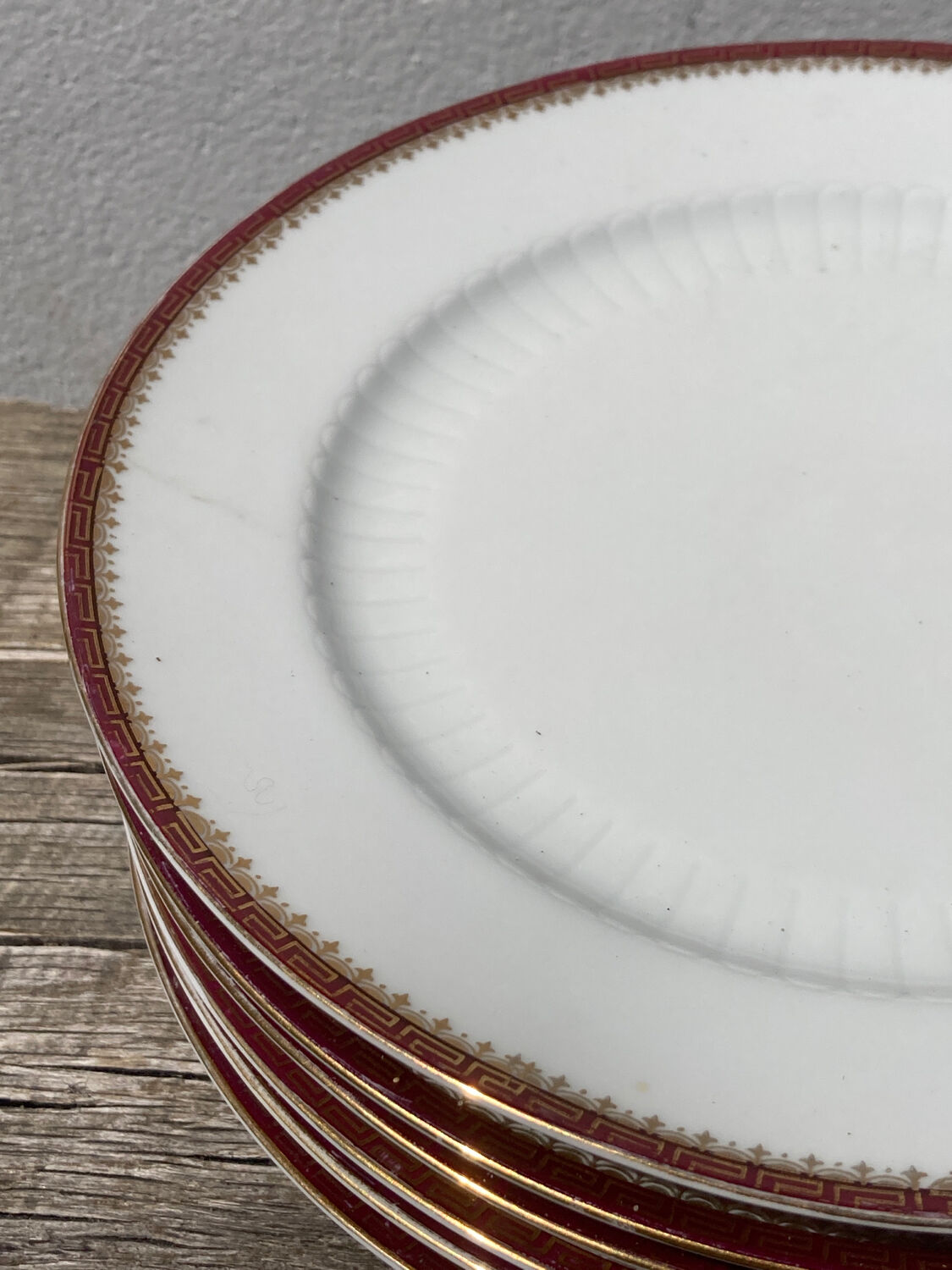 6 flat plates in gilded porcelain and burgundy