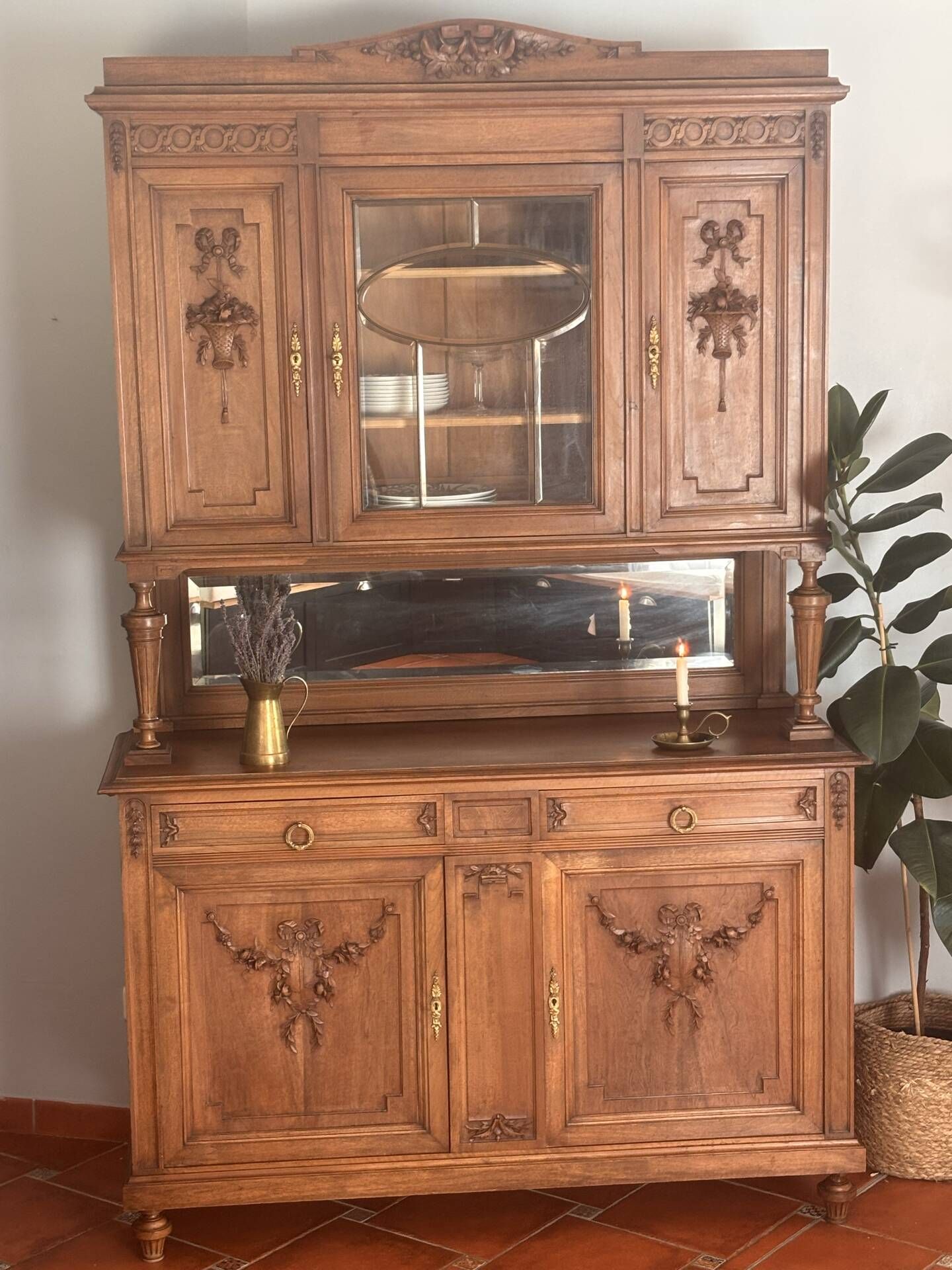 Buffet deux corps en style Louis XVI en chêne sculpté avec miroir – Born