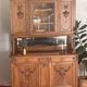 Buffet deux corps en style Louis XVI en chêne sculpté avec miroir – Born
