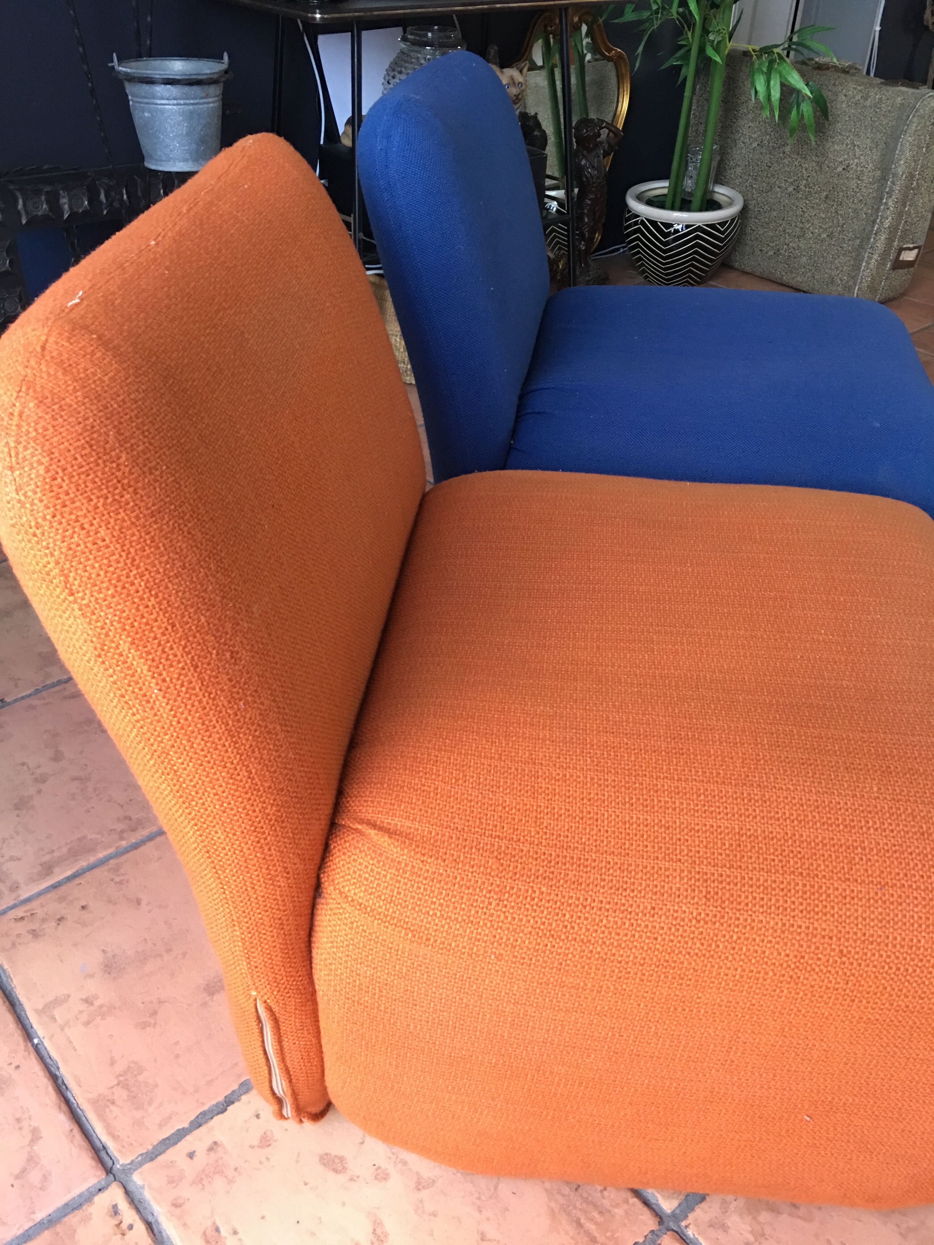 Paire de fauteuils bas typique années 70