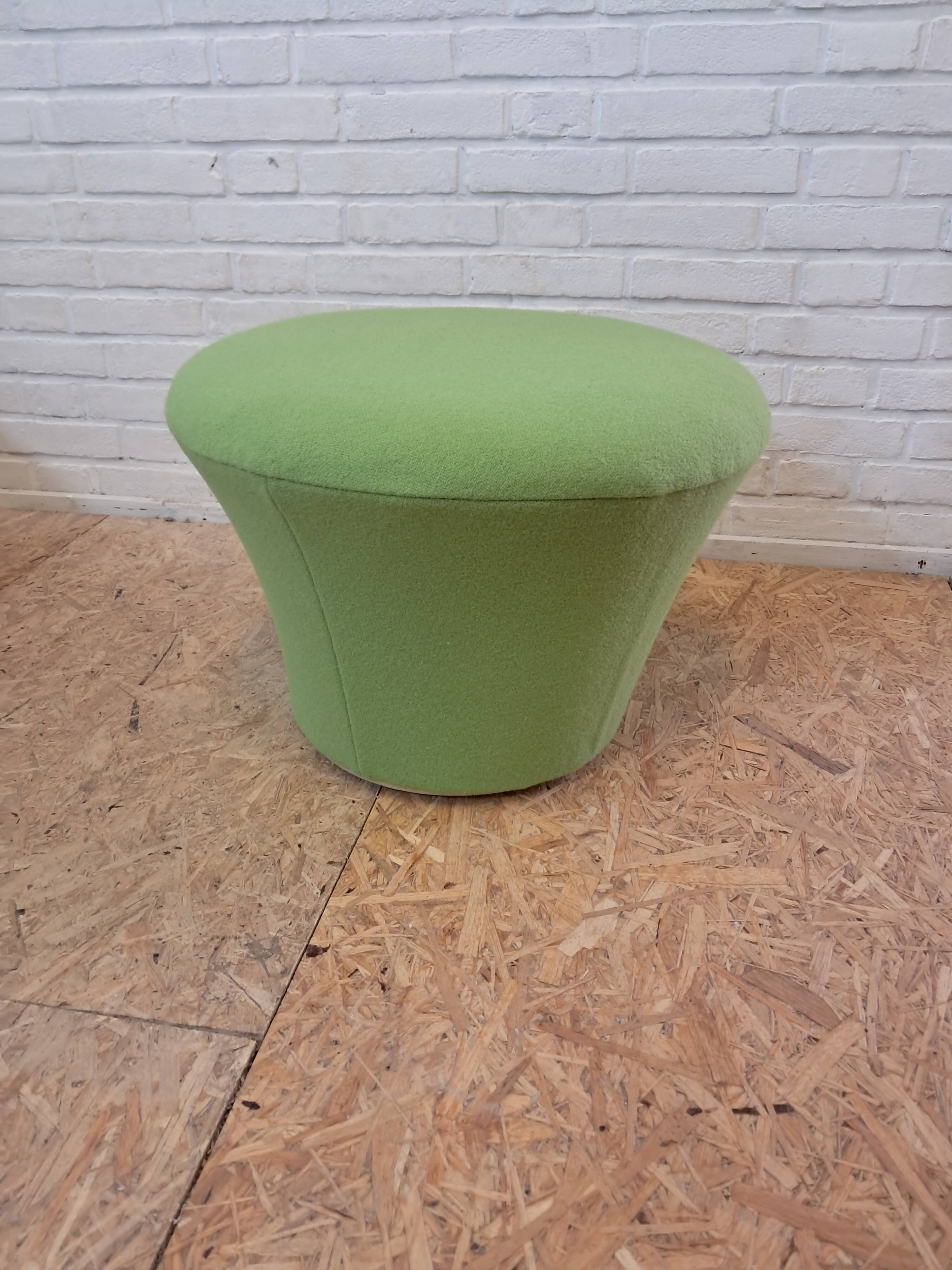 Artifort 560 "Mushroom" with footrest