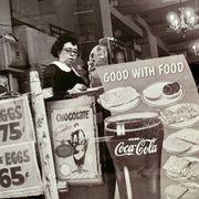 Instantané urbain – Une scène authentique de New York figée en 1959