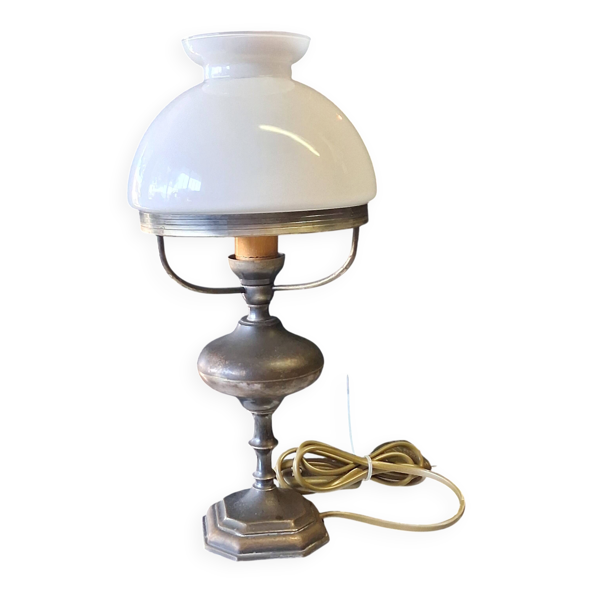 Very pretty lamp in tin with an opaline glass globe in very good condition.