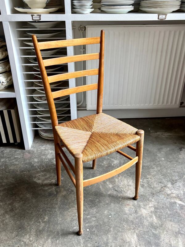 Chaise en bois clair et paille