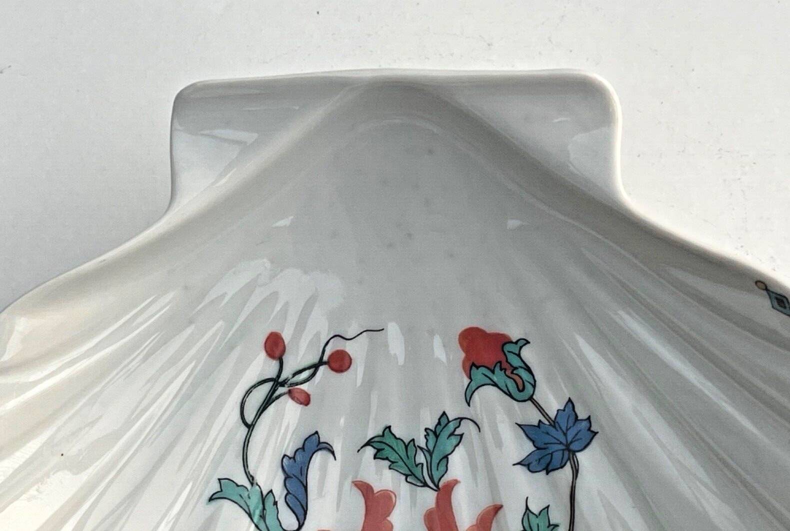 Paris porcelain shell-shaped pocket emptier with vintage poppy decoration