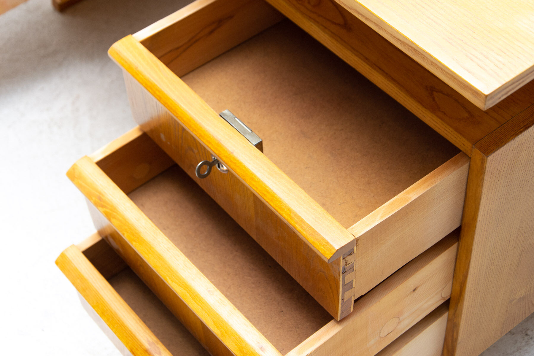 Bureau en bois de hêtre du milieu du siècle, années 1970, Tchécoslovaquie
