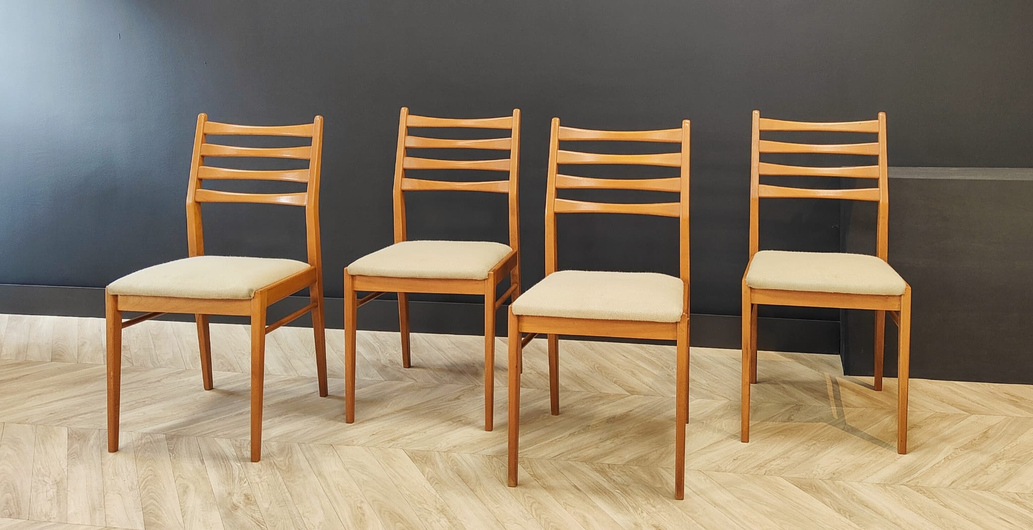 Set 4 dining table chairs