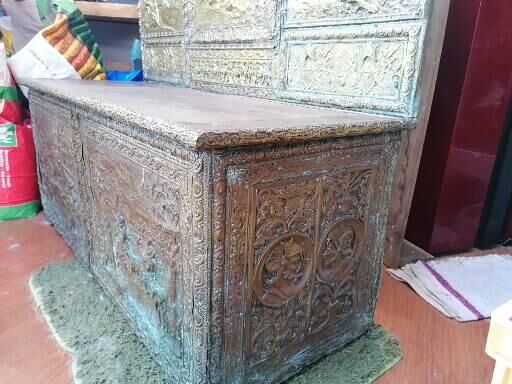 Repelled brass chest bench