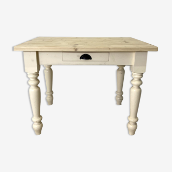 Table, pieds beige clair, plateau en bois massif brut