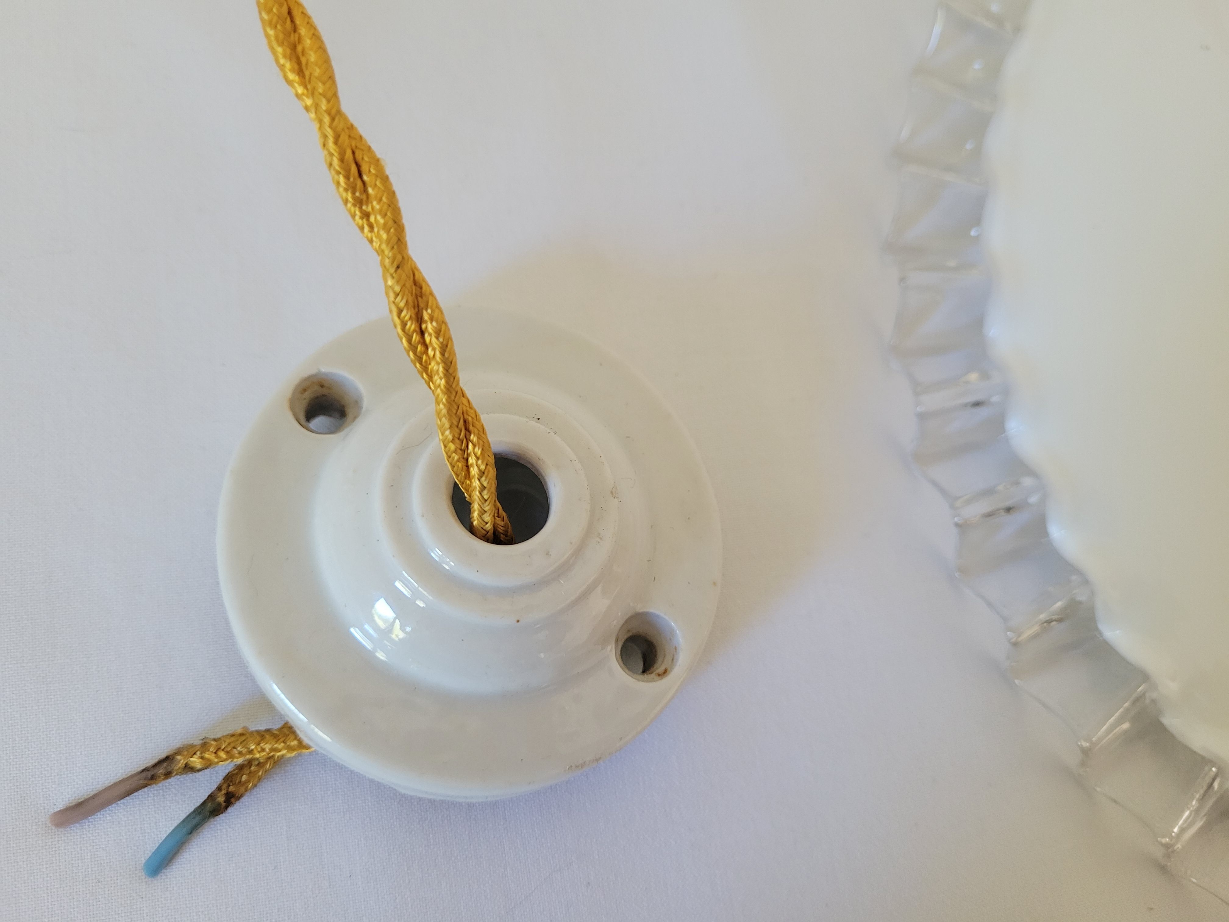 Serrated opaline suspension