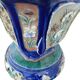 Vase chinois monumental sur piédestal en terre cuite émaillée