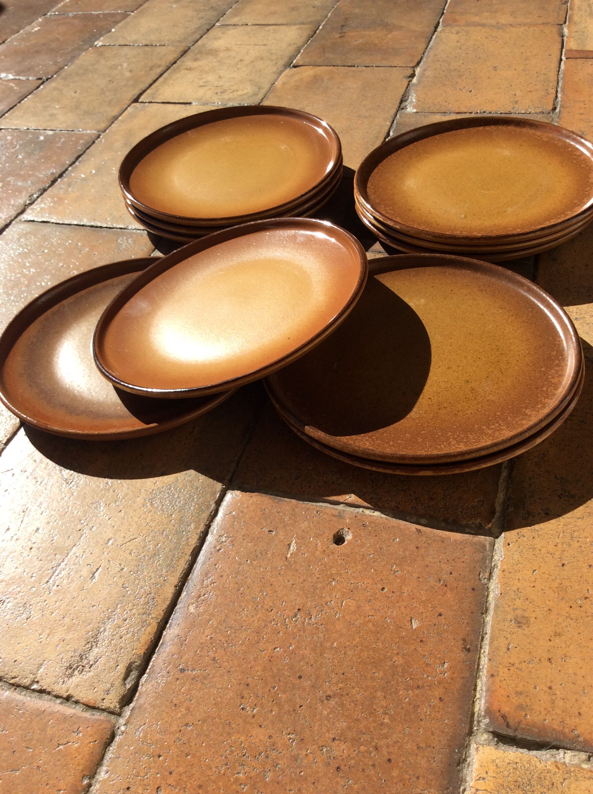 Assiettes en grès vintage