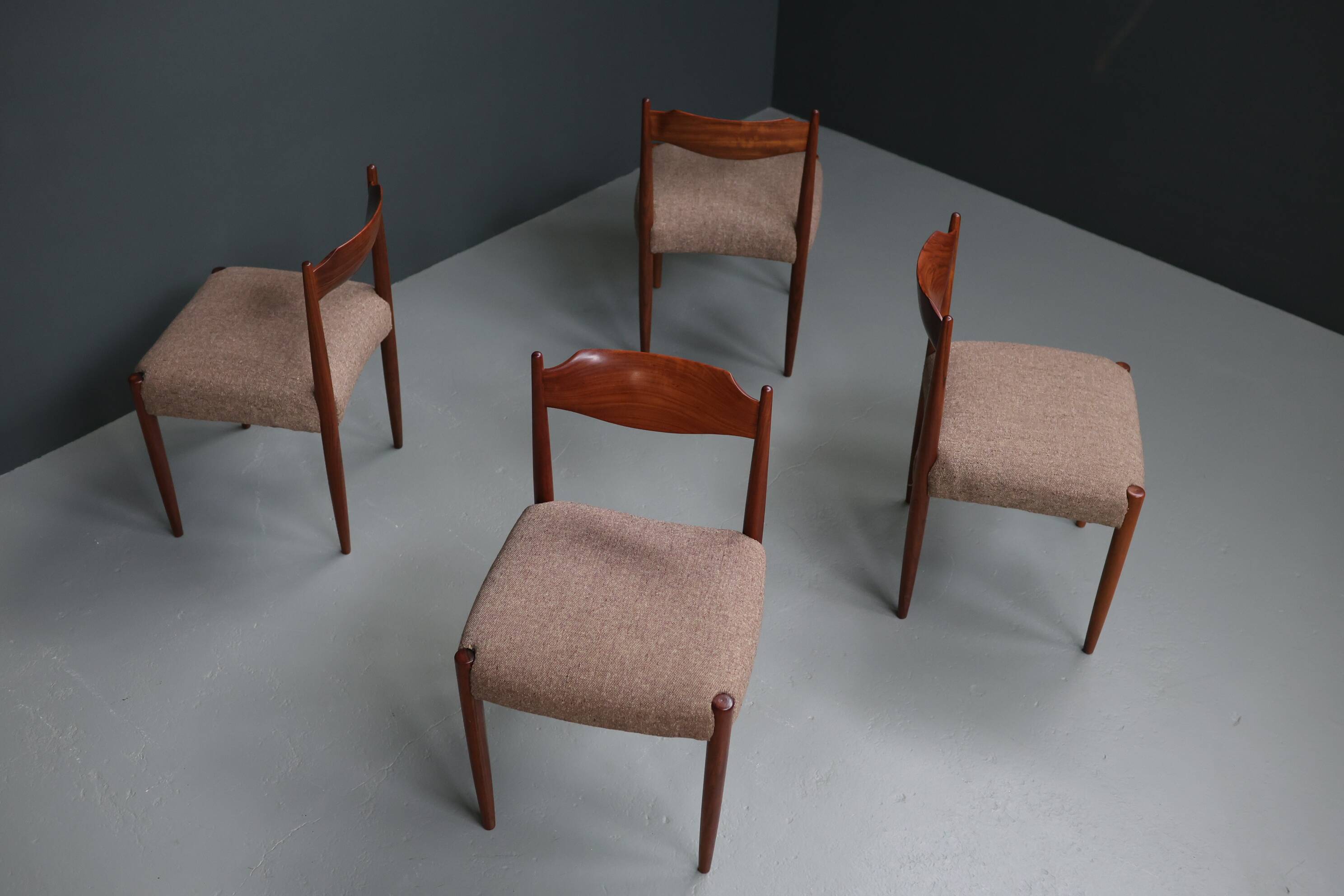 Chaises danoises du milieu du siècle